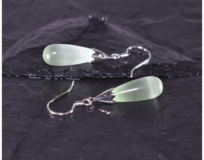 Silberohrhänger mit grünem Opal in Tropfenform