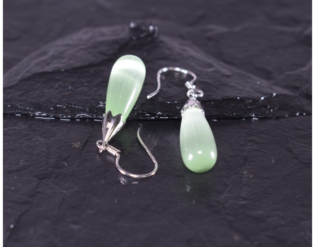 Silberohrhänger mit grünem Opal in Tropfenform