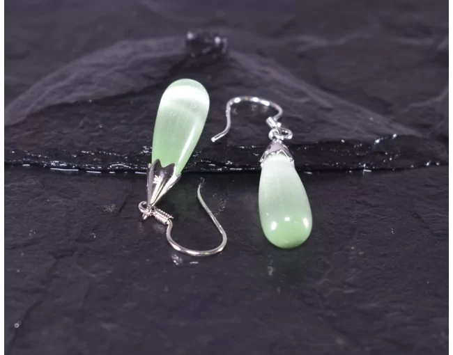 Silberohrhänger mit grünem Opal in Tropfenform