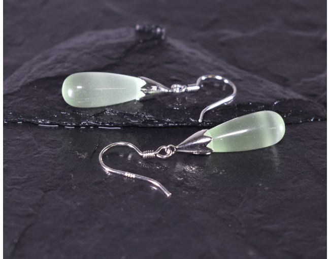 Silberohrhänger mit grünem Opal in Tropfenform