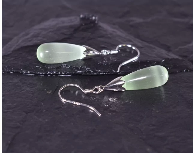 Silberohrhänger mit grünem Opal in Tropfenform