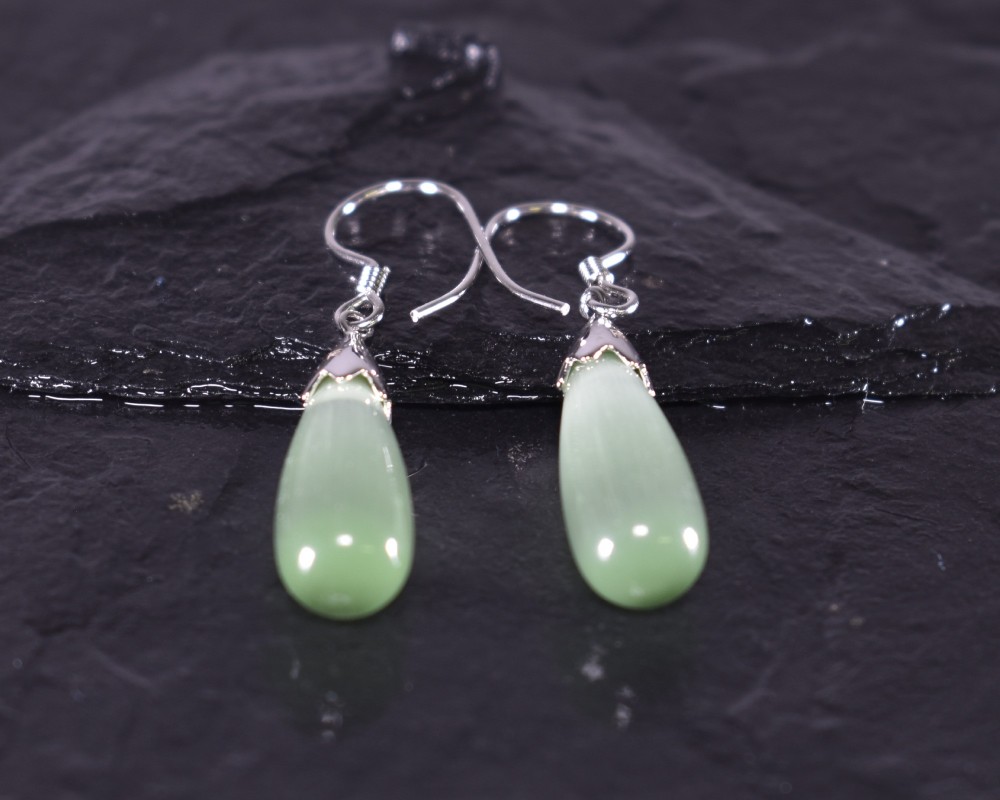 Silberohrhänger mit grünem Opal in Tropfenform