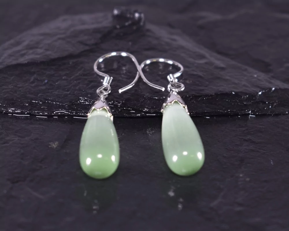 Silberohrhänger mit grünem Opal in Tropfenform