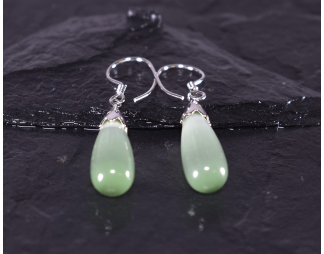 Silberohrhänger mit grünem Opal in Tropfenform