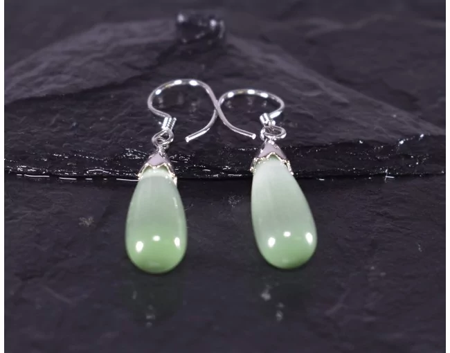 Silberohrhänger mit grünem Opal in Tropfenform