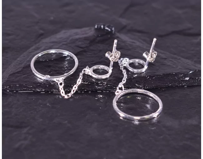 Silberohrhänger mit zwei Kreisen und Kette