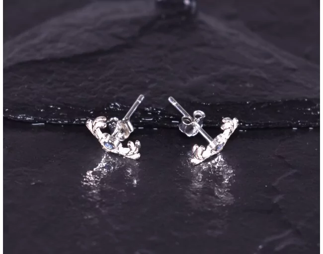 Silberohrstecker mit blauem Zirkon