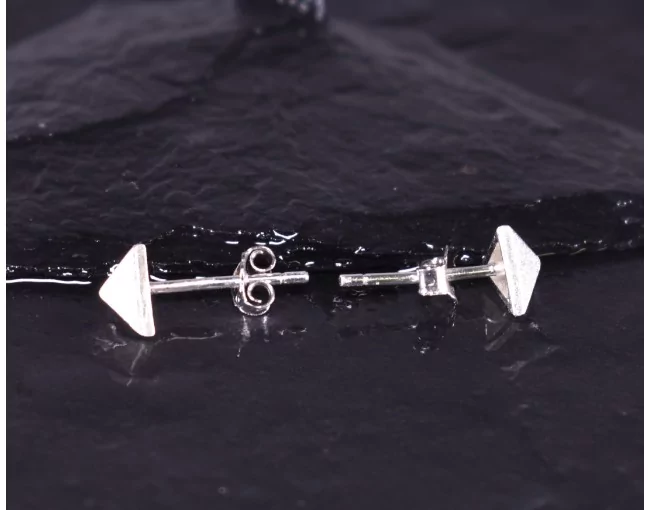 Silberohrstecker mit Dreiecksmotiv