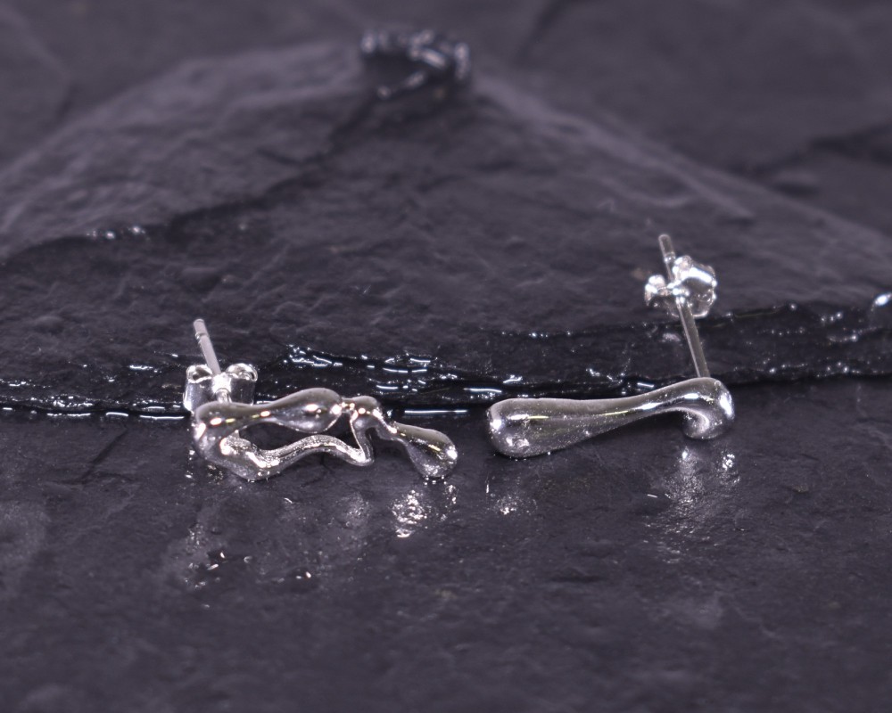 Silberohrstecker mit kunstvollen Wassertropfen
