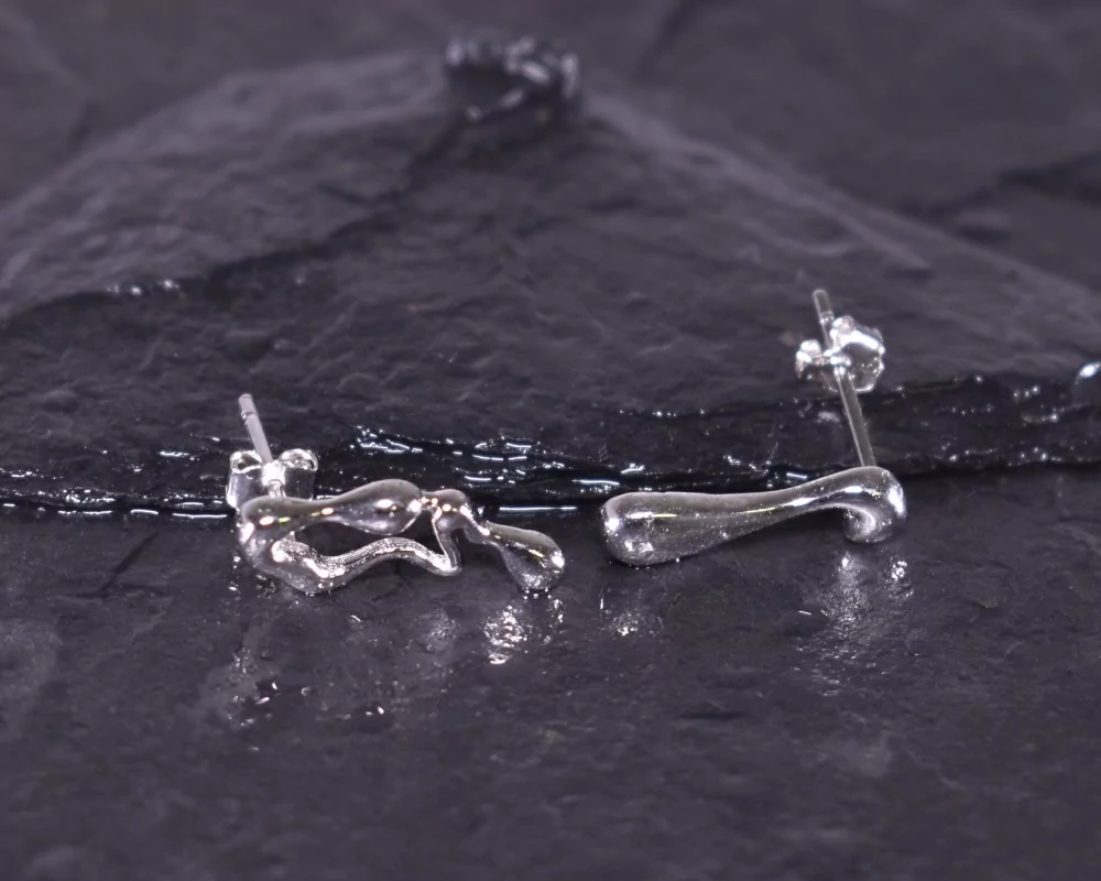Silberohrstecker mit kunstvollen Wassertropfen