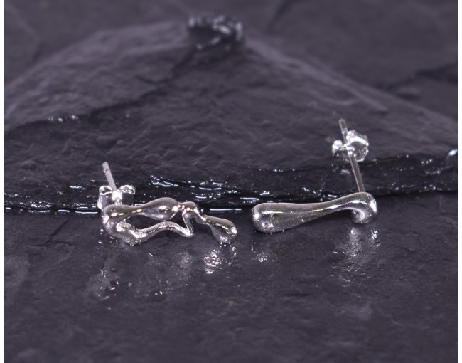 Silberohrstecker mit kunstvollen Wassertropfen