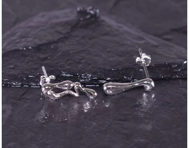 Silberohrstecker mit kunstvollen Wassertropfen