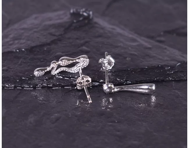 Silberohrstecker mit kunstvollen Wassertropfen