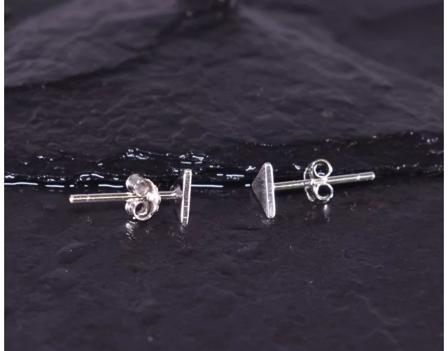 Silberohrstecker mit modernen Dreiecken