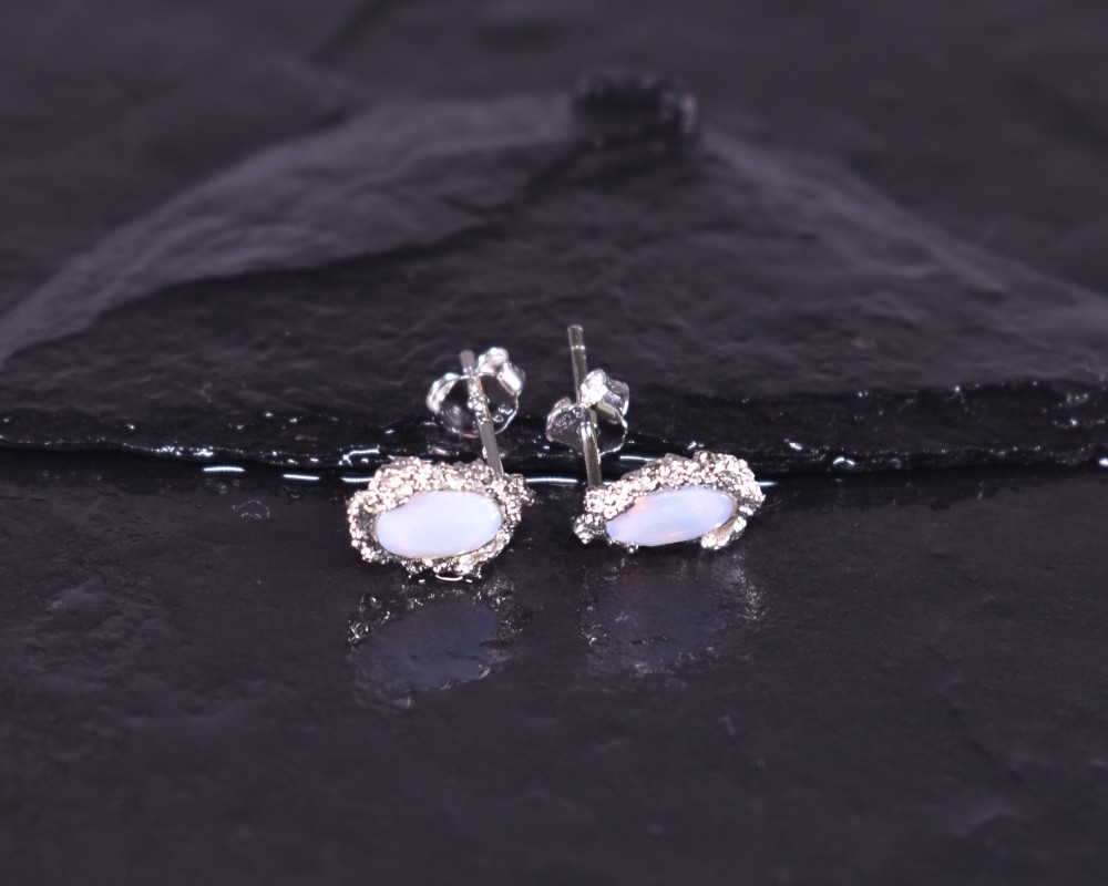 Silberohrstecker mit ovalem Opal