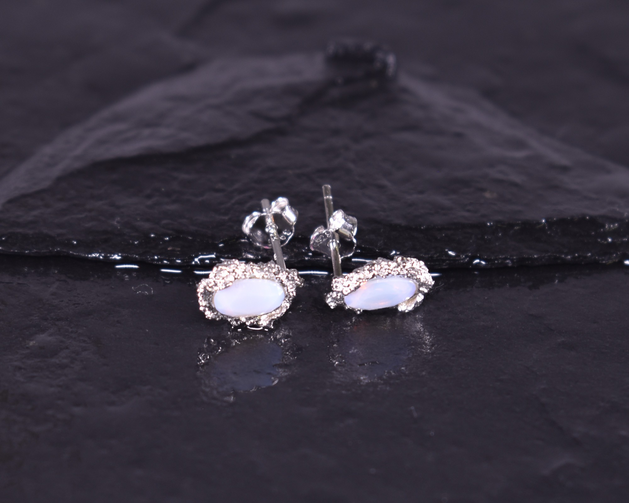 Silberohrstecker mit ovalem Opal Silberohrstecker mit ovalem Opal