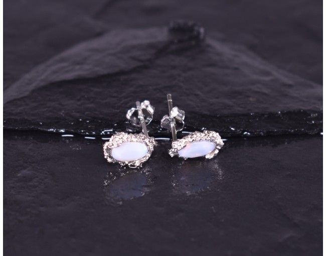 Silberohrstecker mit ovalem Opal