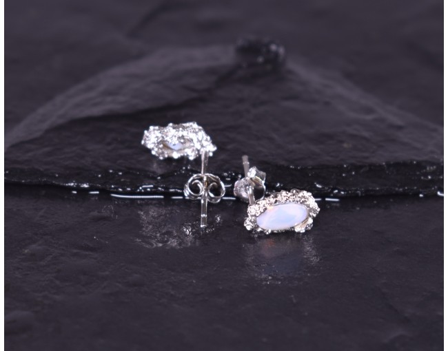 Silberohrstecker mit ovalem Opal