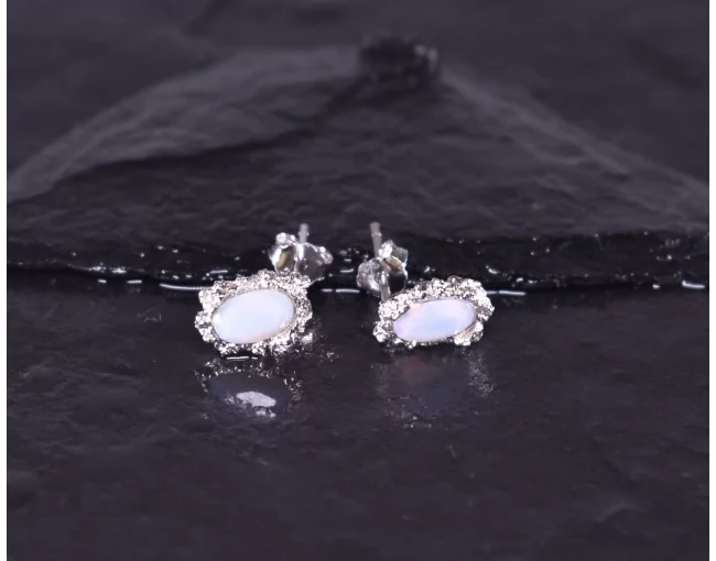 Silberohrstecker mit ovalem Opal