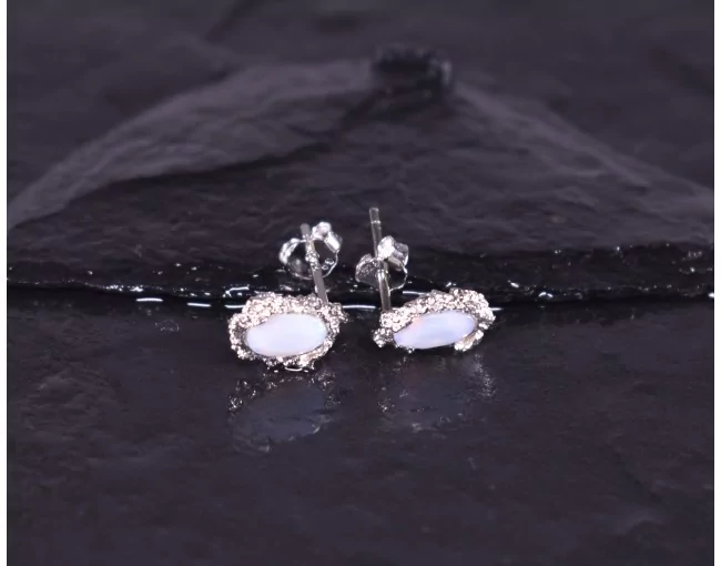Silberohrstecker mit ovalem Opal