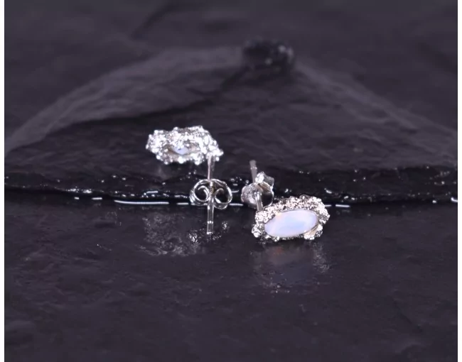 Silberohrstecker mit ovalem Opal