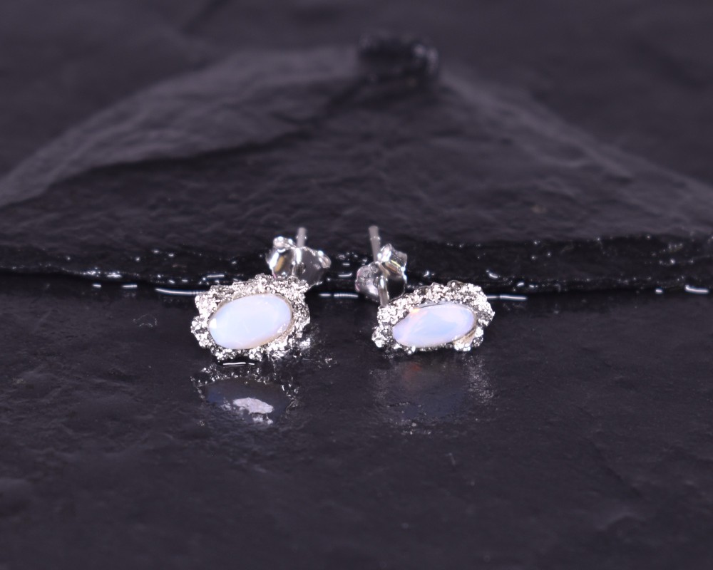 Silberohrstecker mit ovalem Opal