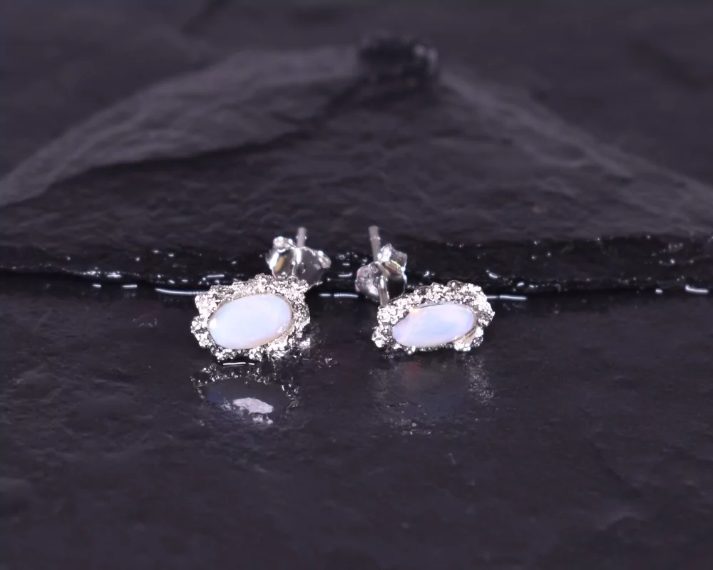 Silberohrstecker mit ovalem Opal