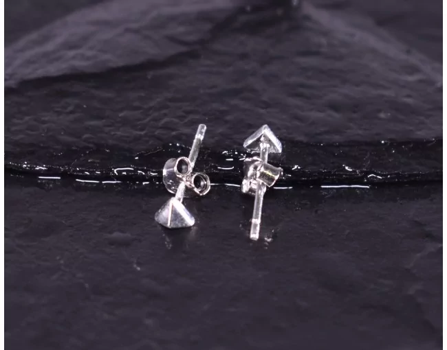 Silberohrstecker mit Pyramidenform