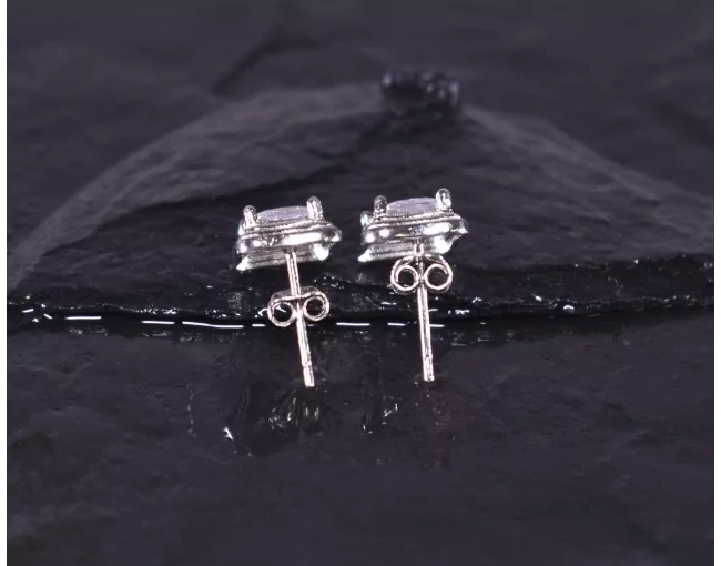 Silberohrstecker mit rechteckigem Zirkon