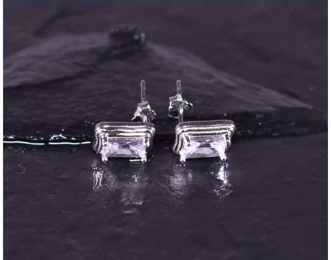 Silberohrstecker mit rechteckigem Zirkon