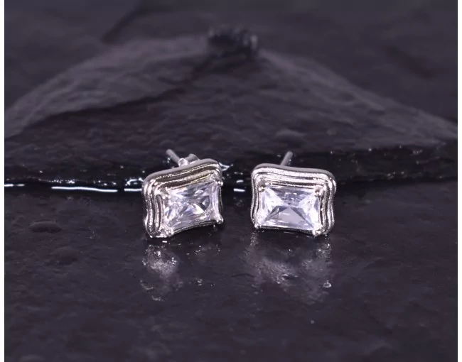 Silberohrstecker mit rechteckigem Zirkon
