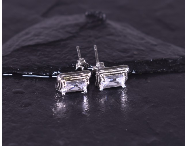Silberohrstecker mit rechteckigem Zirkon