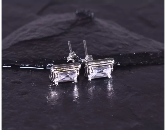 Silberohrstecker mit rechteckigem Zirkon