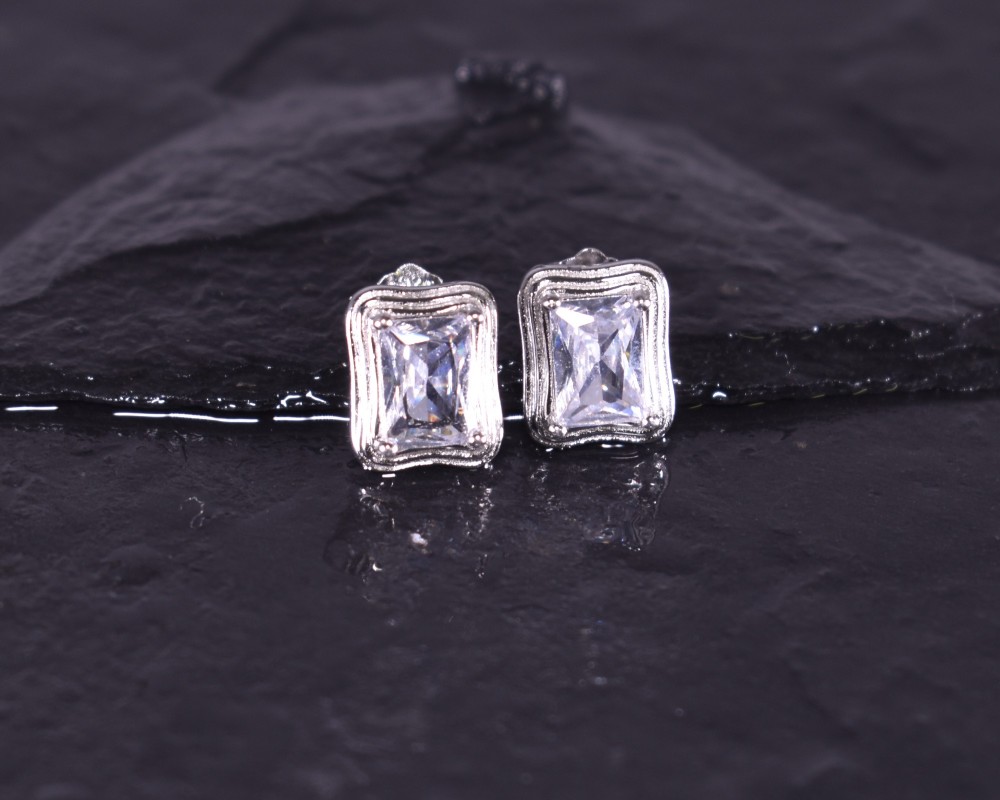 Silberohrstecker mit rechteckigem Zirkon