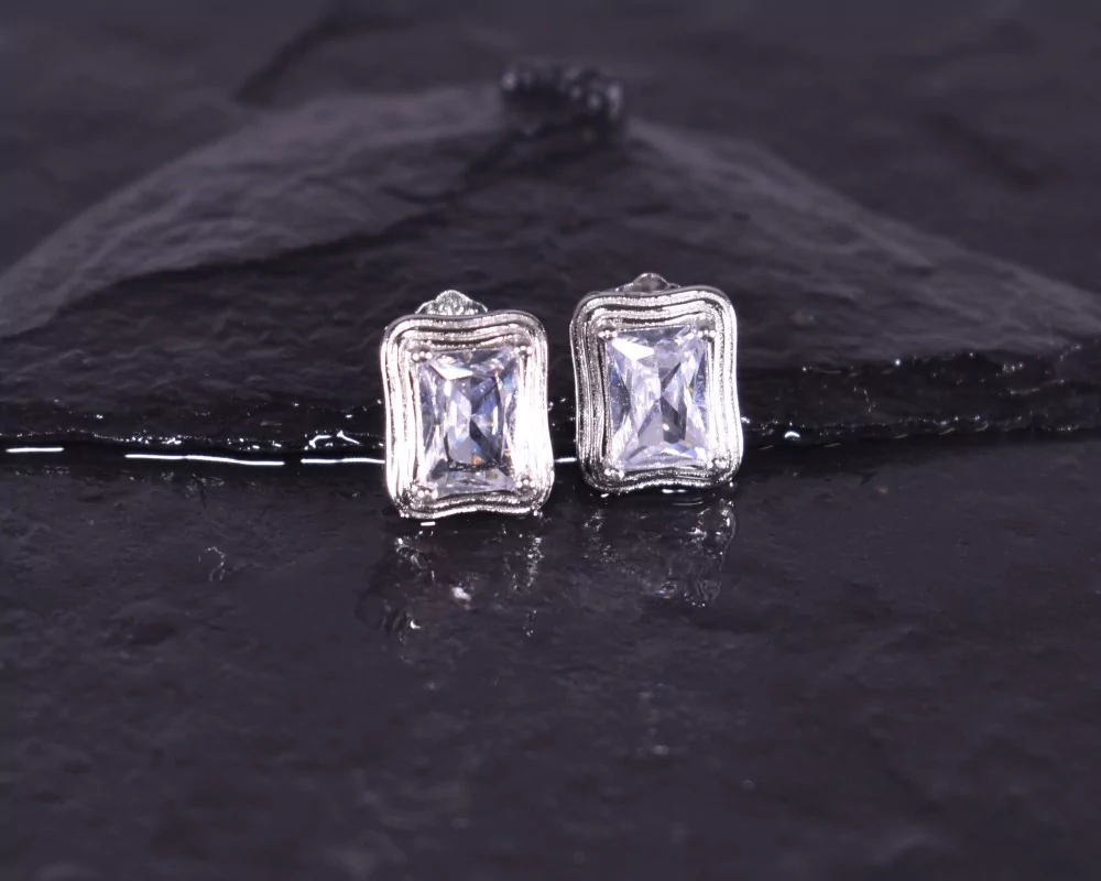 Silberohrstecker mit rechteckigem Zirkon