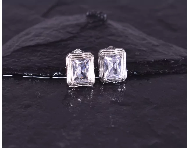 Silberohrstecker mit rechteckigem Zirkon