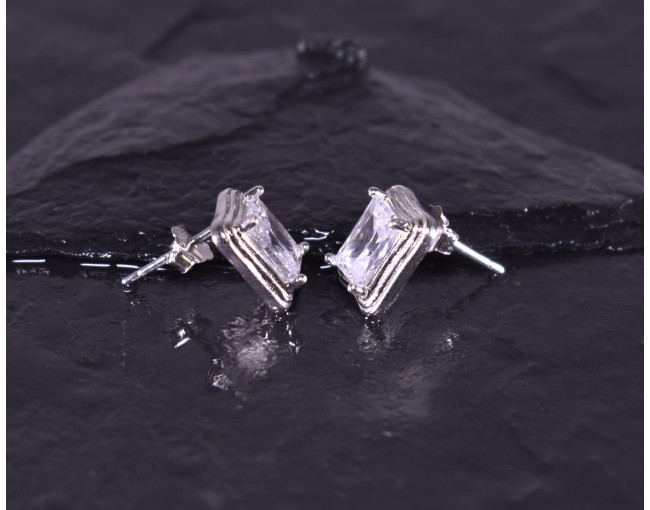 Silberohrstecker mit rechteckigem Zirkon