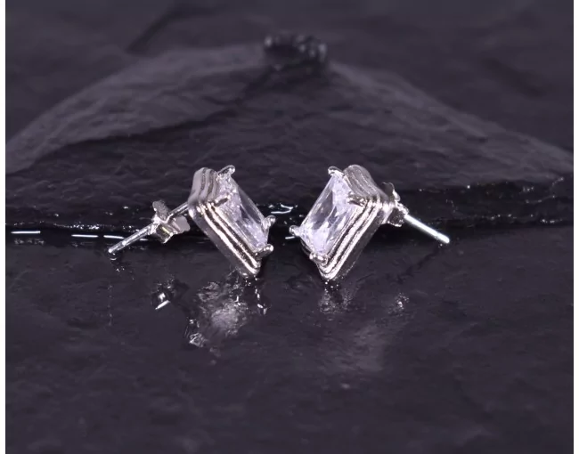 Silberohrstecker mit rechteckigem Zirkon