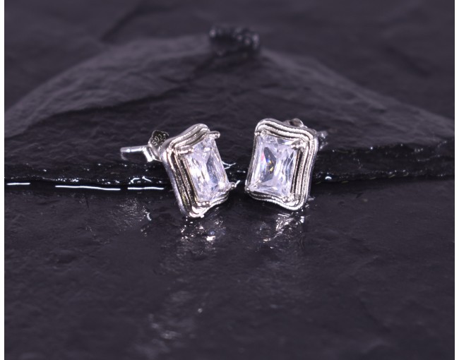 Silberohrstecker mit rechteckigem Zirkon