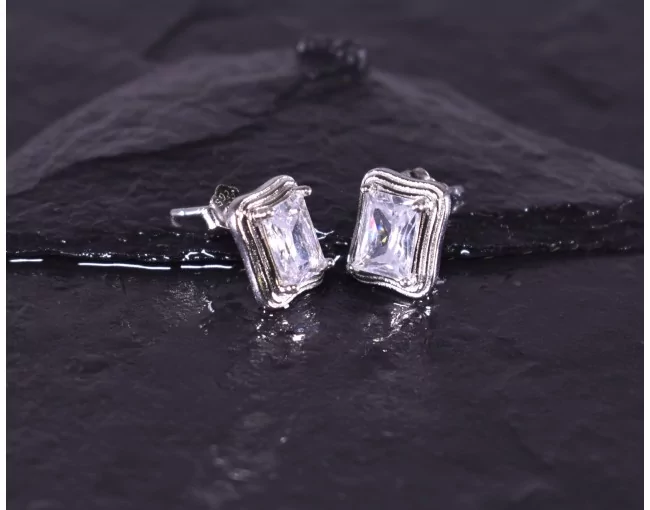 Silberohrstecker mit rechteckigem Zirkon