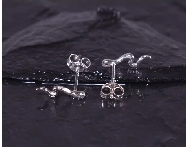 Silberohrstecker mit Schlangenmotiv