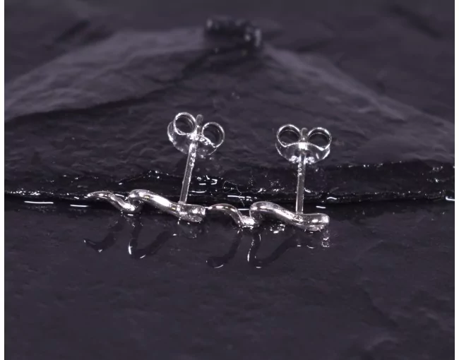 Silberohrstecker mit Schlangenmotiv