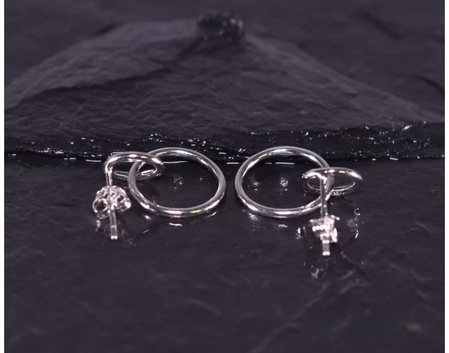 Silberohrstecker mit zwei verbunden Ringen