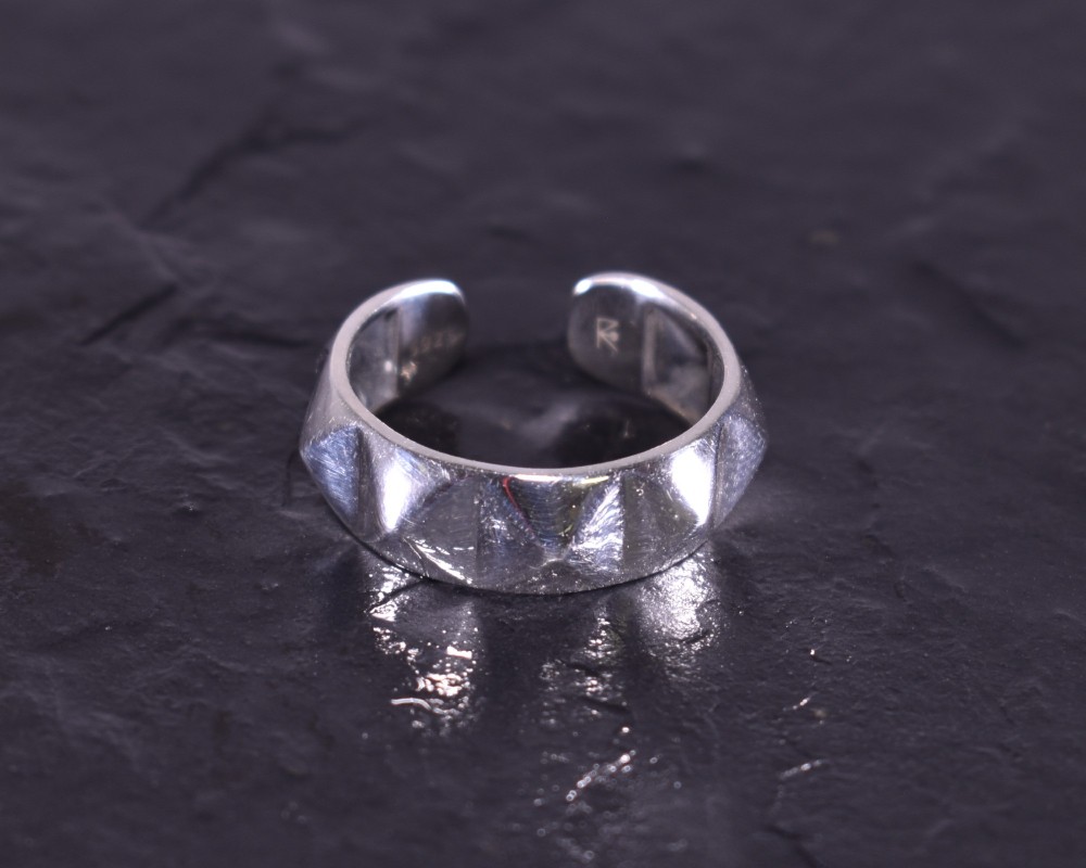 Silberring im Punk Design