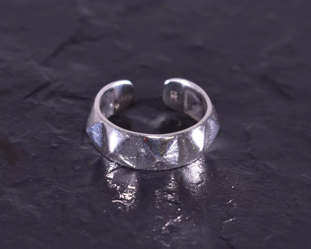 Silberring im Punk Design