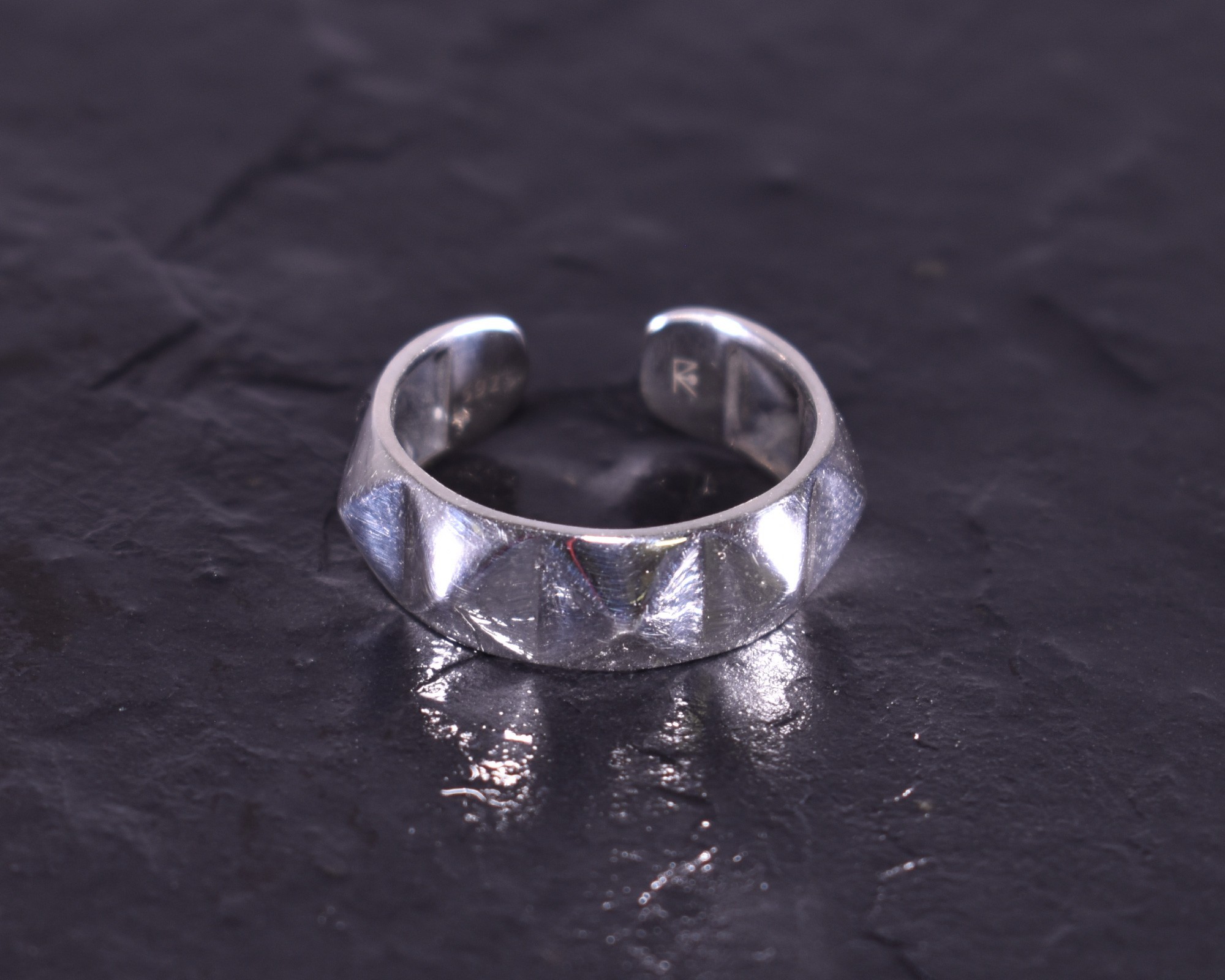 Silberring im Punk Design Silberring im Punk Design