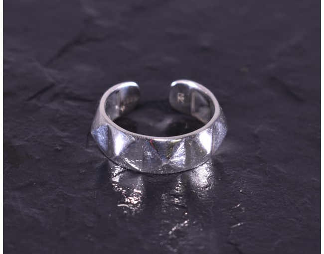 Silberring im Punk Design