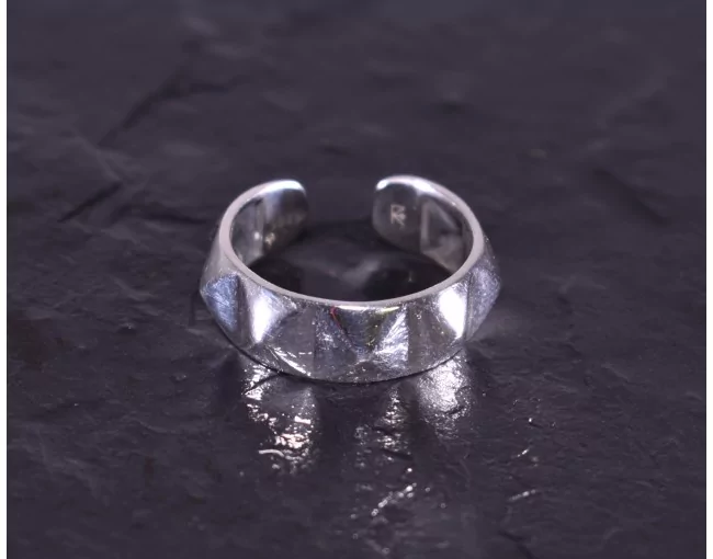 Silberring im Punk Design