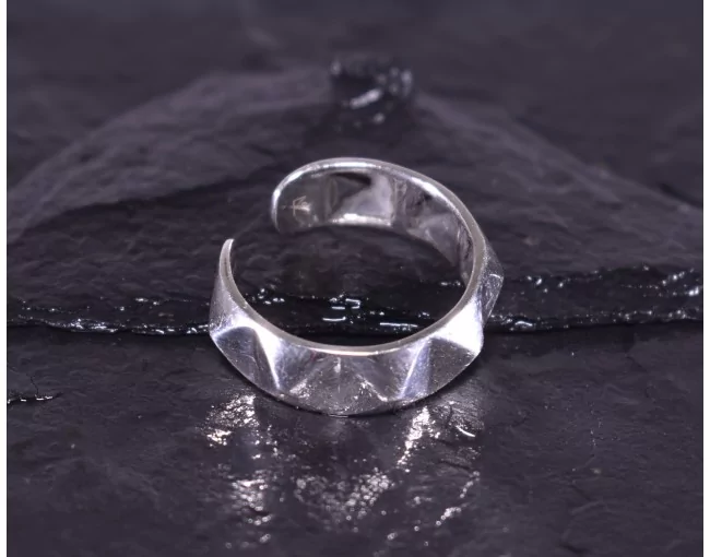 Silberring im Punk Design