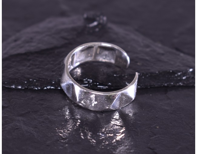 Silberring im Punk Design